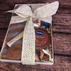 Cozy Socks & Hair Accessory Gift Set Vaseline Intensive Care Cocoa Glow w/Fuzzy